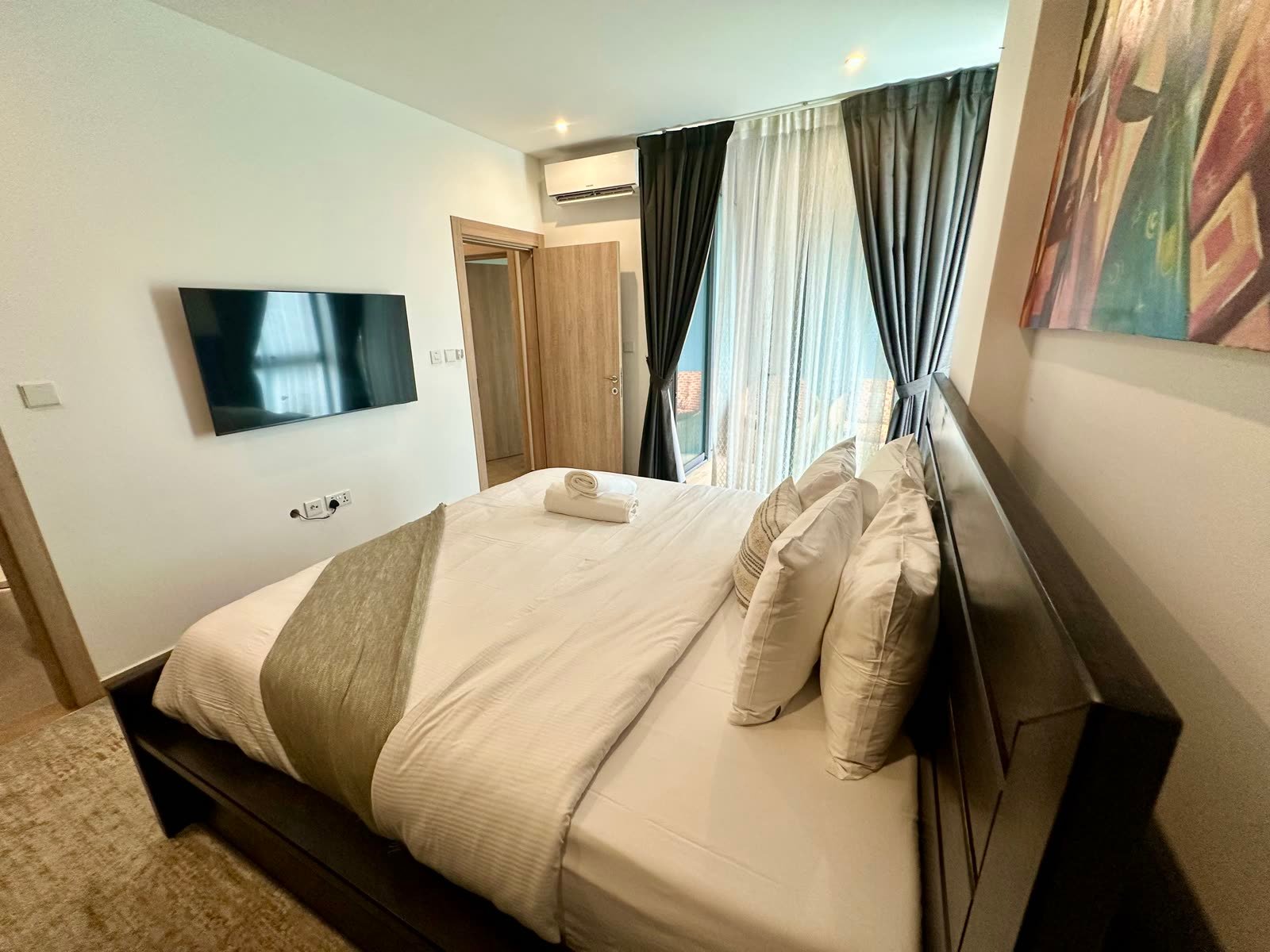 Bedroom — queen bed